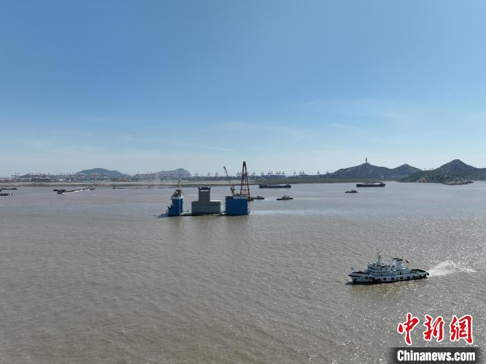 小洋山北工作船码头最后一个“大圆桶”基础结构安装完成